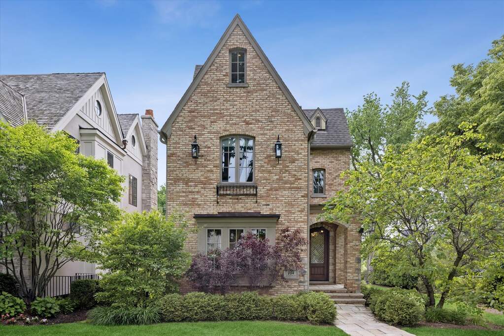 Property photo of 704 S Lincoln Street in Hinsdale, Illinois