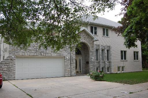 Property photo of 11 N County Line Road in Hinsdale, Illinois