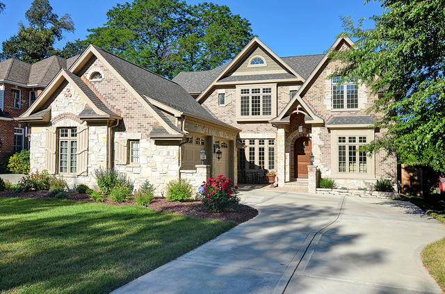 Property photo of 18 Woodstock Avenue in Clarendon Hills, Illinois