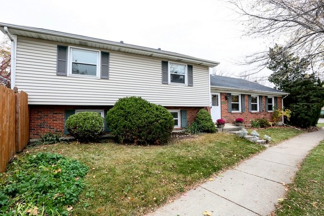 Property photo of 2 Mcintosh Avenue in Clarendon Hills, Illinois
