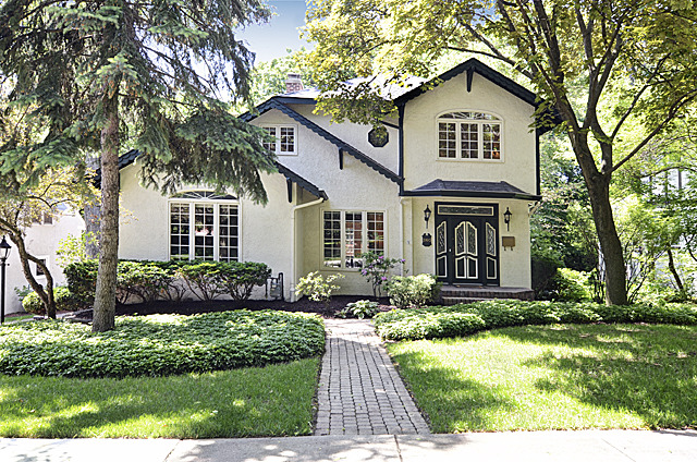 Property photo of 240 E Walnut Street in Hinsdale, Illinois