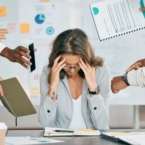 Symbolbild für Stress und Überforderung im Arbeitsalltag