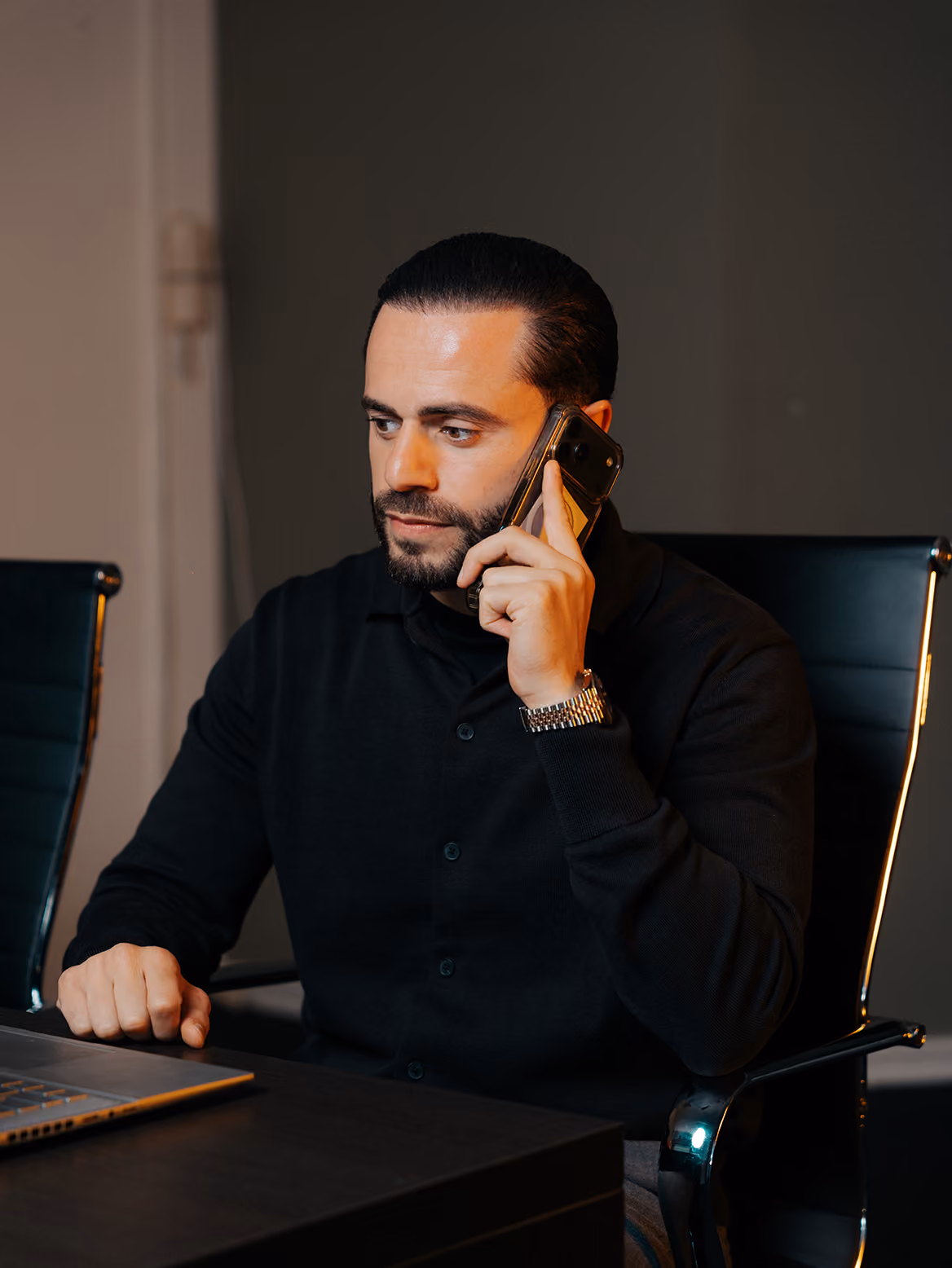 Finpoint adviseur tijdens een gesprek op kantoor