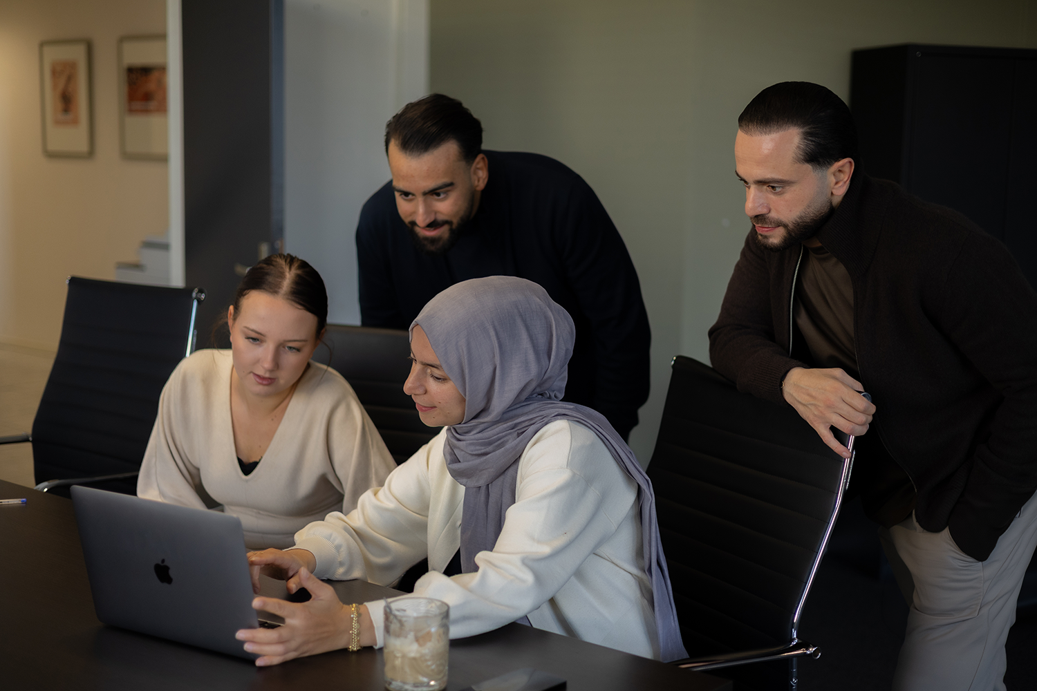 Finpoint team bespreekt financiële administratie op kantoor