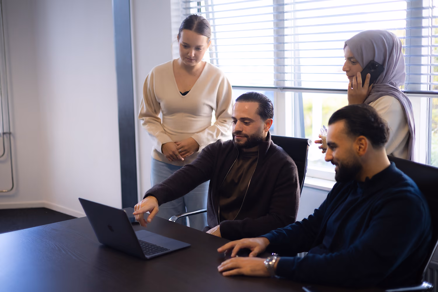 Team van Finpoint tijdens financieel overleg op kantoor