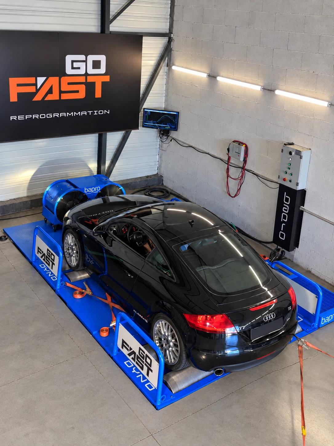 Audi TT noire installée sur le banc de puissance du centre GOFAST