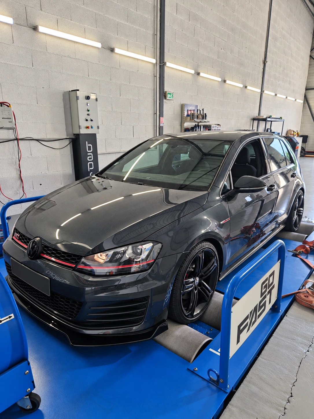 Volkswagen Golf GTI grise installée sur le banc de puissance du centre GOFAST