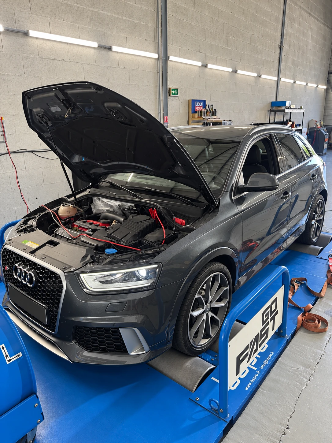Audi RS Q3 capot ouvert sur le banc de puissance du centre GOFAST