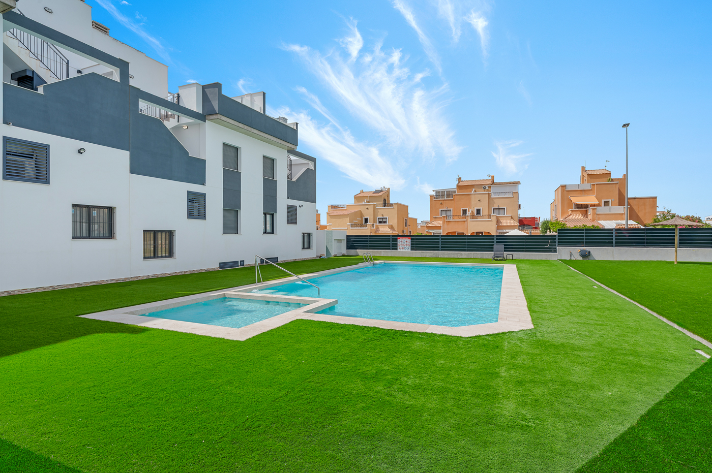 Gemeenschappelijk zwembad met gazon bij Sunset Hill, Orihuela Costa, de locatie van penthouse Casa H3