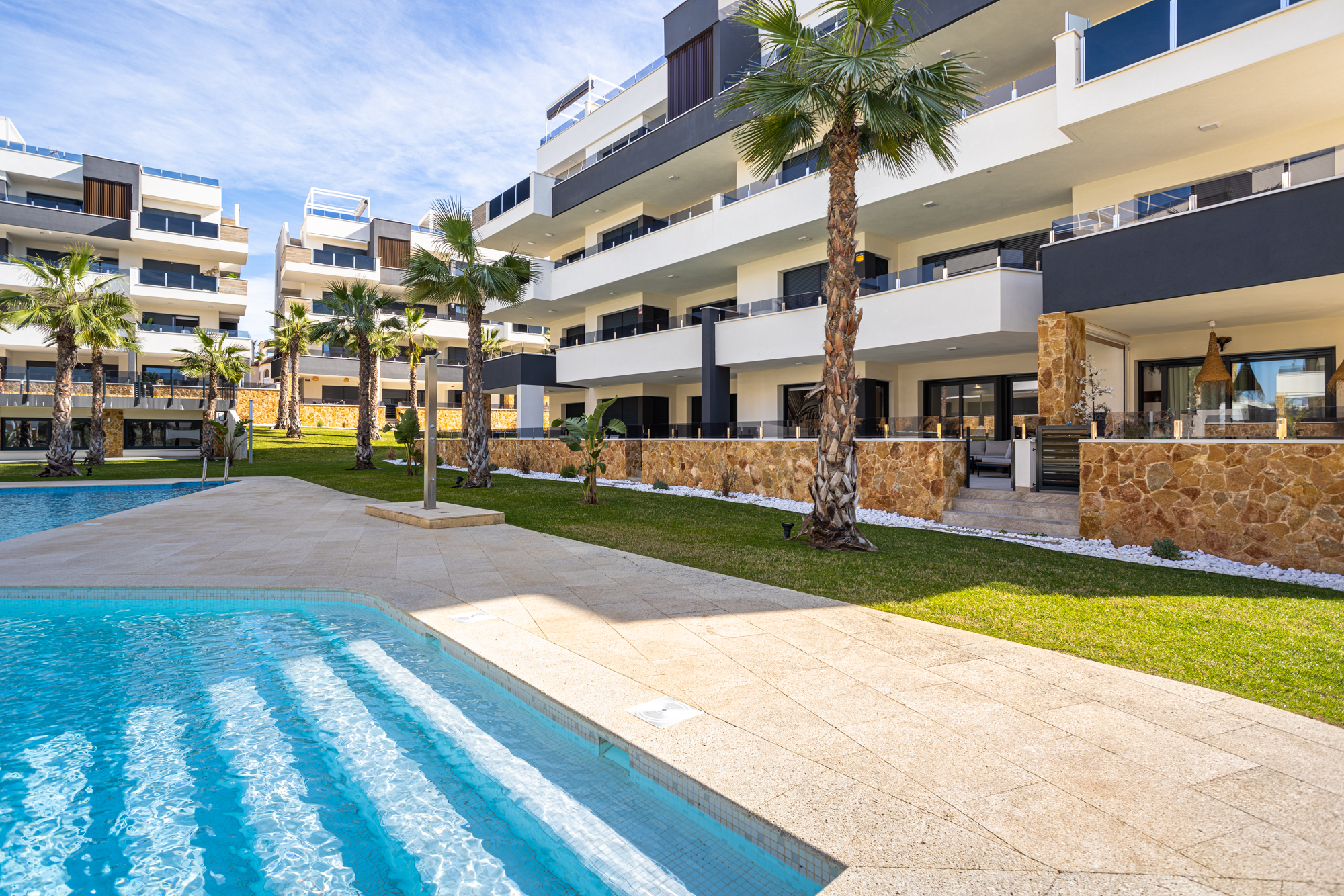 Gemeenschappelijk zwembad en aangelegde tuinen bij Amanecer XI, Orihuela Costa, de locatie van Casa 101