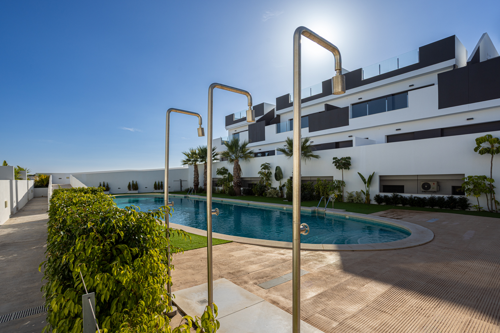 Gemeenschappelijk zwembad en moderne witte appartementen bij Nature Views, Torrevieja, de thuisbasis van Casa D4