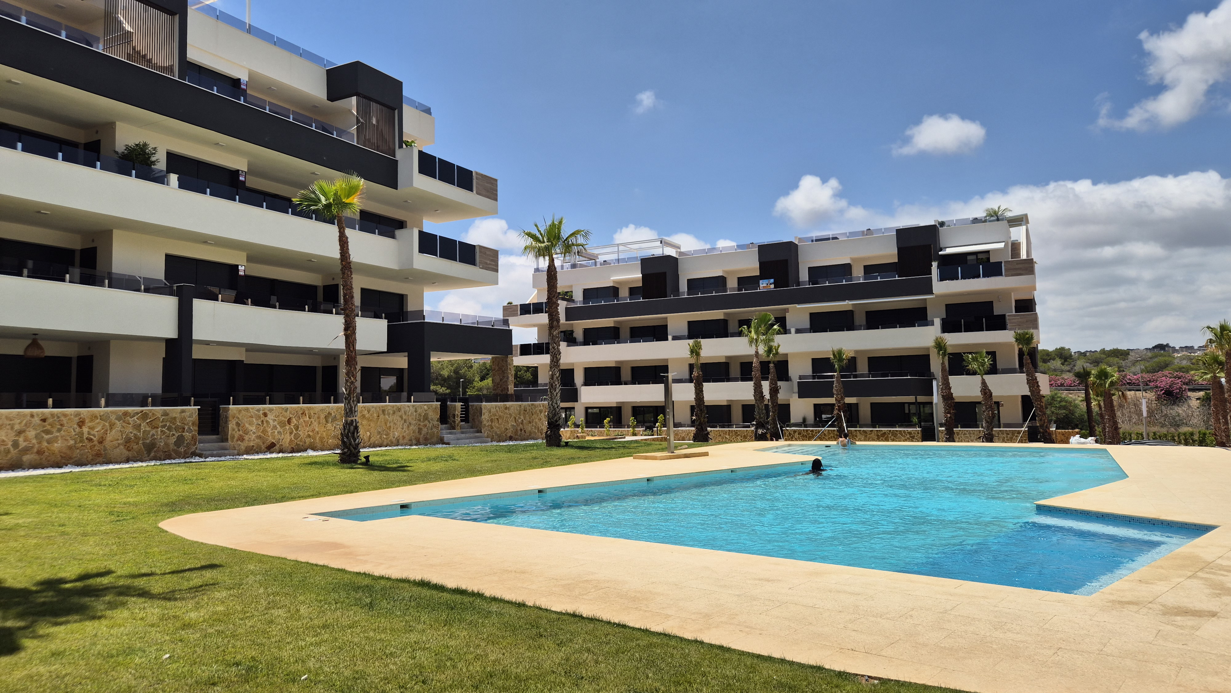 Gemeenschappelijk zwembad en gazon bij Amanecer XII in Los Altos, Orihuela Costa, de thuisbasis van Casa Bassie