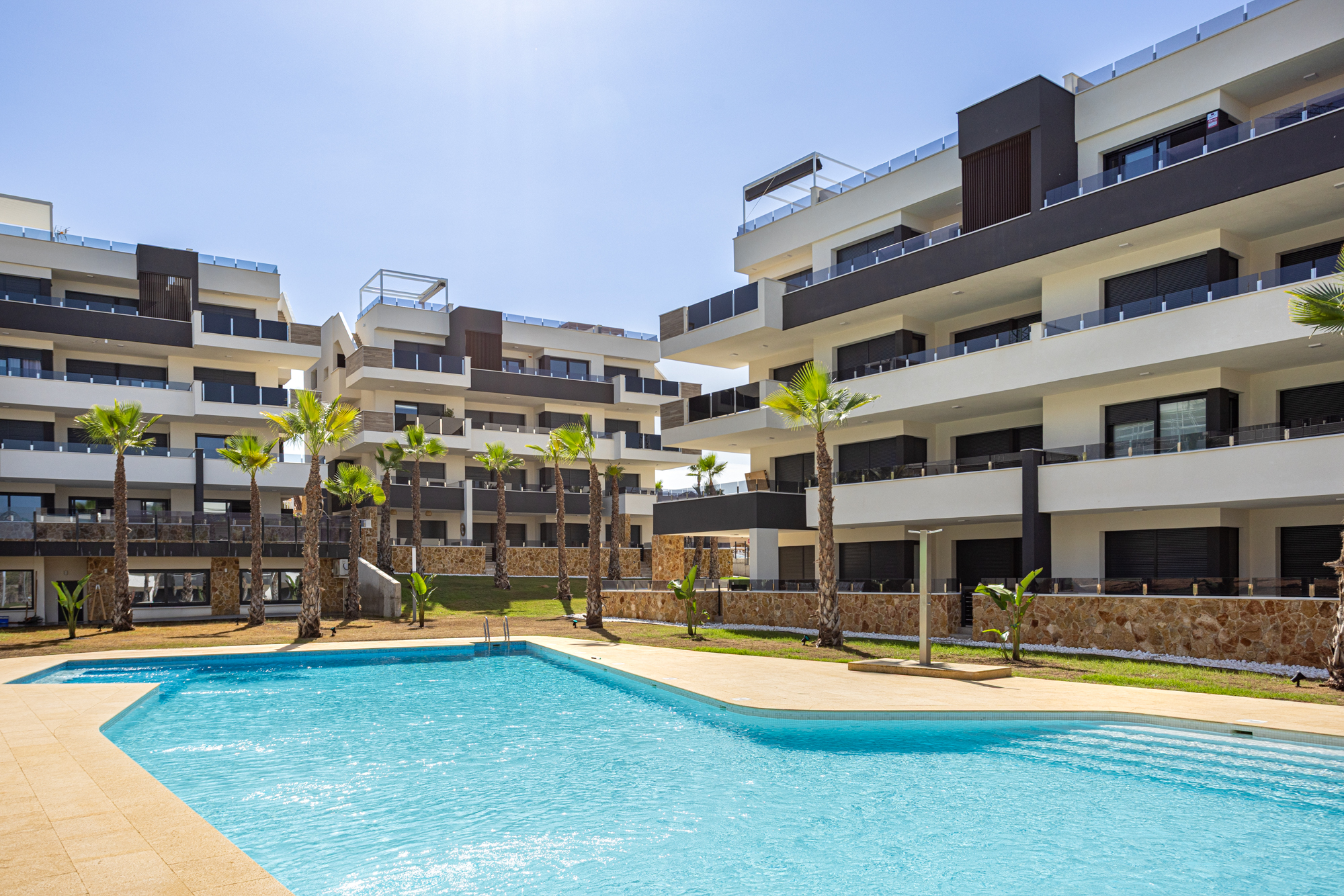 Gemeenschappelijk zwembad voor moderne appartementengebouwen in Amanecer XI, Orihuela Costa, de locatie van Casa Mauricio