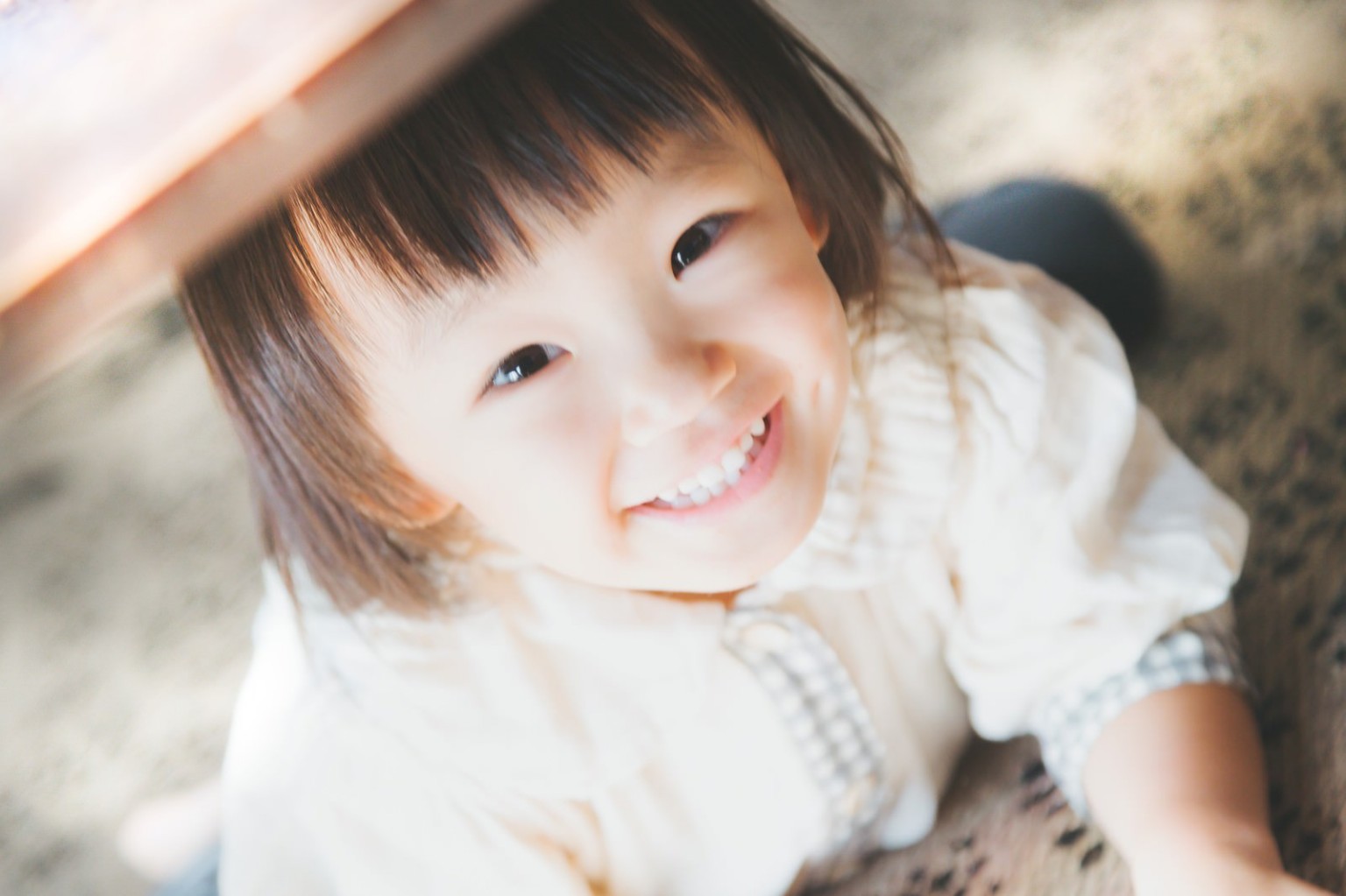 笑顔で見上げる子ども