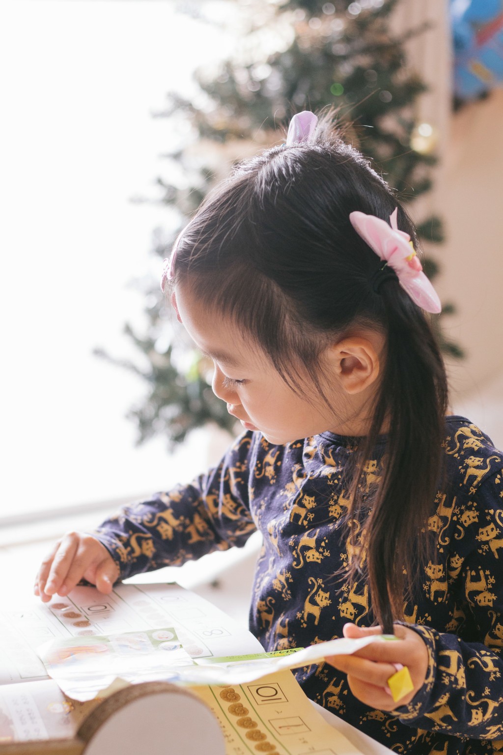 本を開いて学ぶ子ども