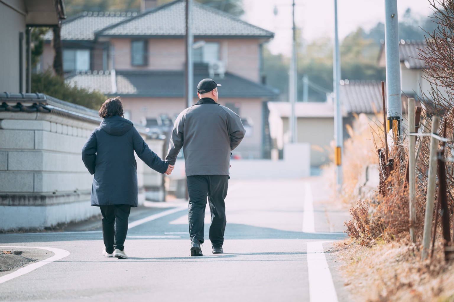 手をつないで歩く二人・退職後の暮らしのイメージ