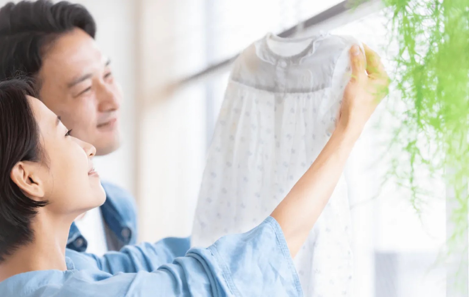子ども服を眺める二人
