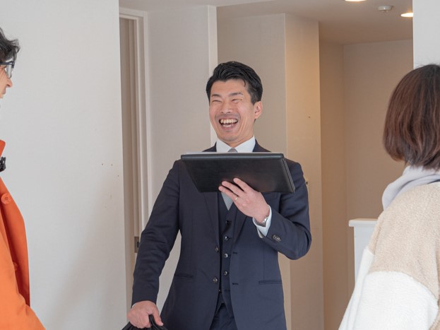 お客様との会話中に笑顔を見せる平山仁彬