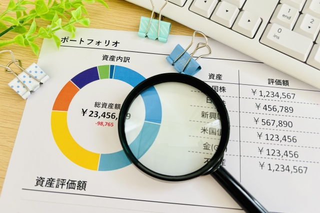 資産の配分を示す円グラフとポートフォリオの資料