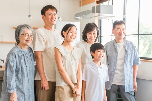 住まいで笑顔を見せる三世代のご家族
