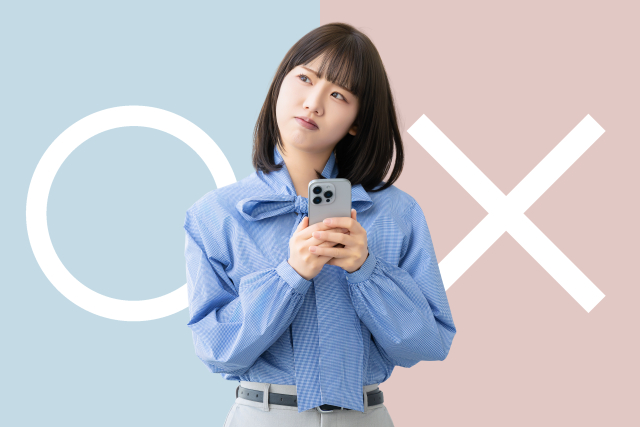 スマートフォンを持ち選択に迷う女性