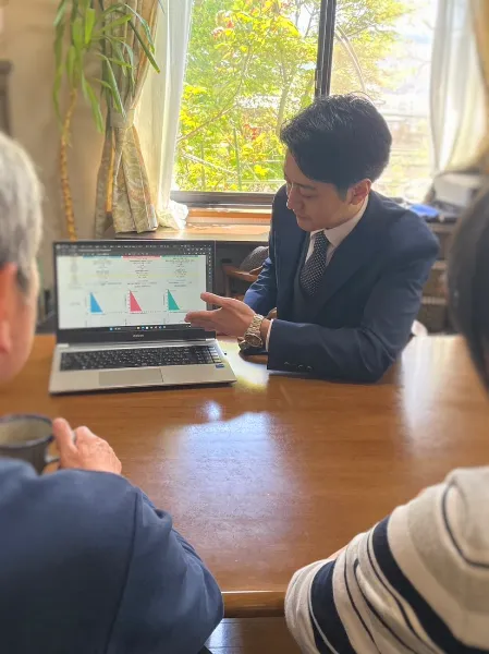 資料を見せながら相談者に説明するAIMEの担当者