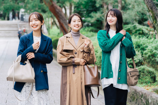 友人たちと街歩きを楽しむ女性たち