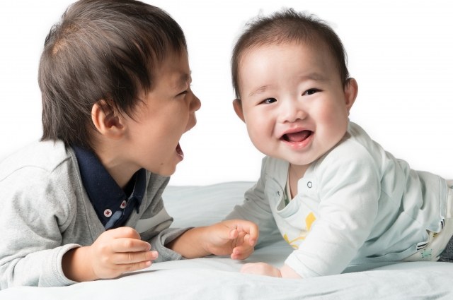 笑い合うきょうだい