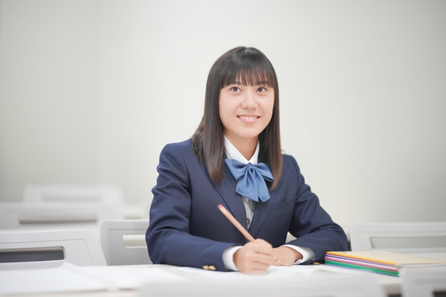 教室で学ぶ学生