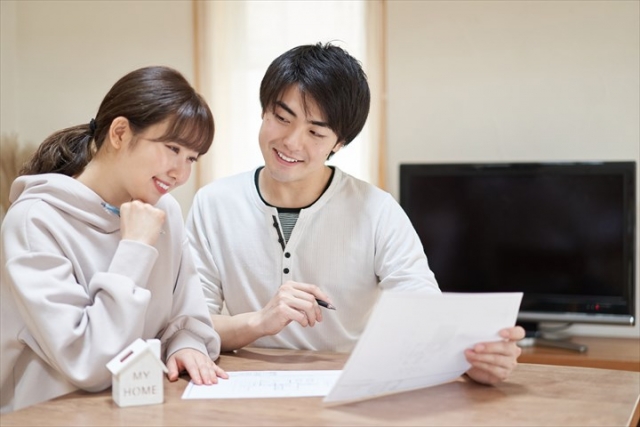 資料を見ながら笑顔で暮らしを考える二人