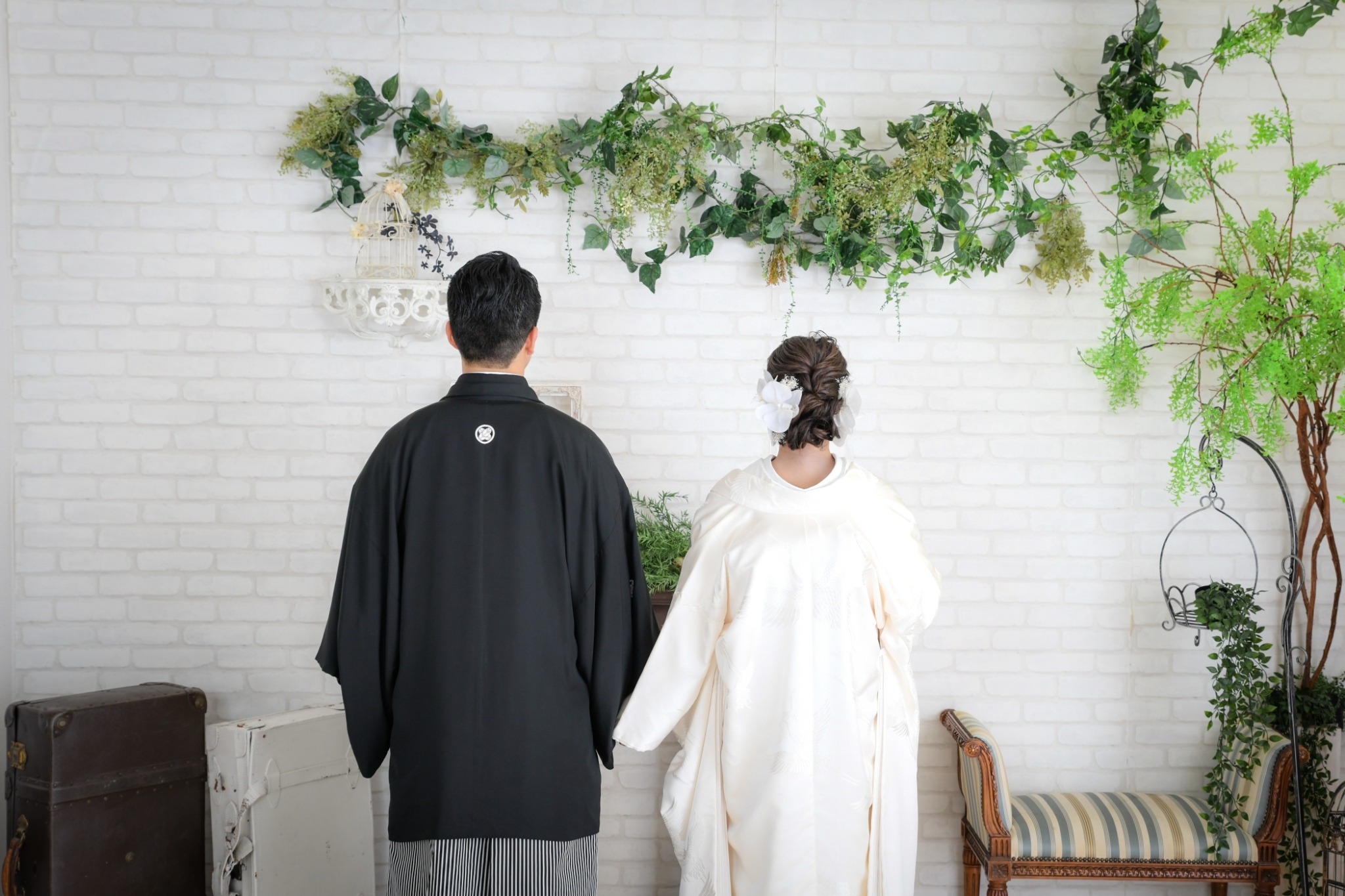 和装で並ぶ新郎新婦の後ろ姿