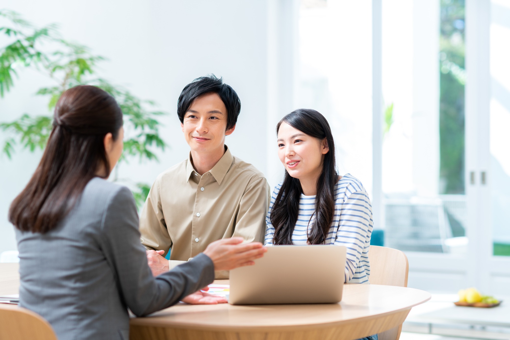 相談員に話を聞いてもらう二人のイメージ
