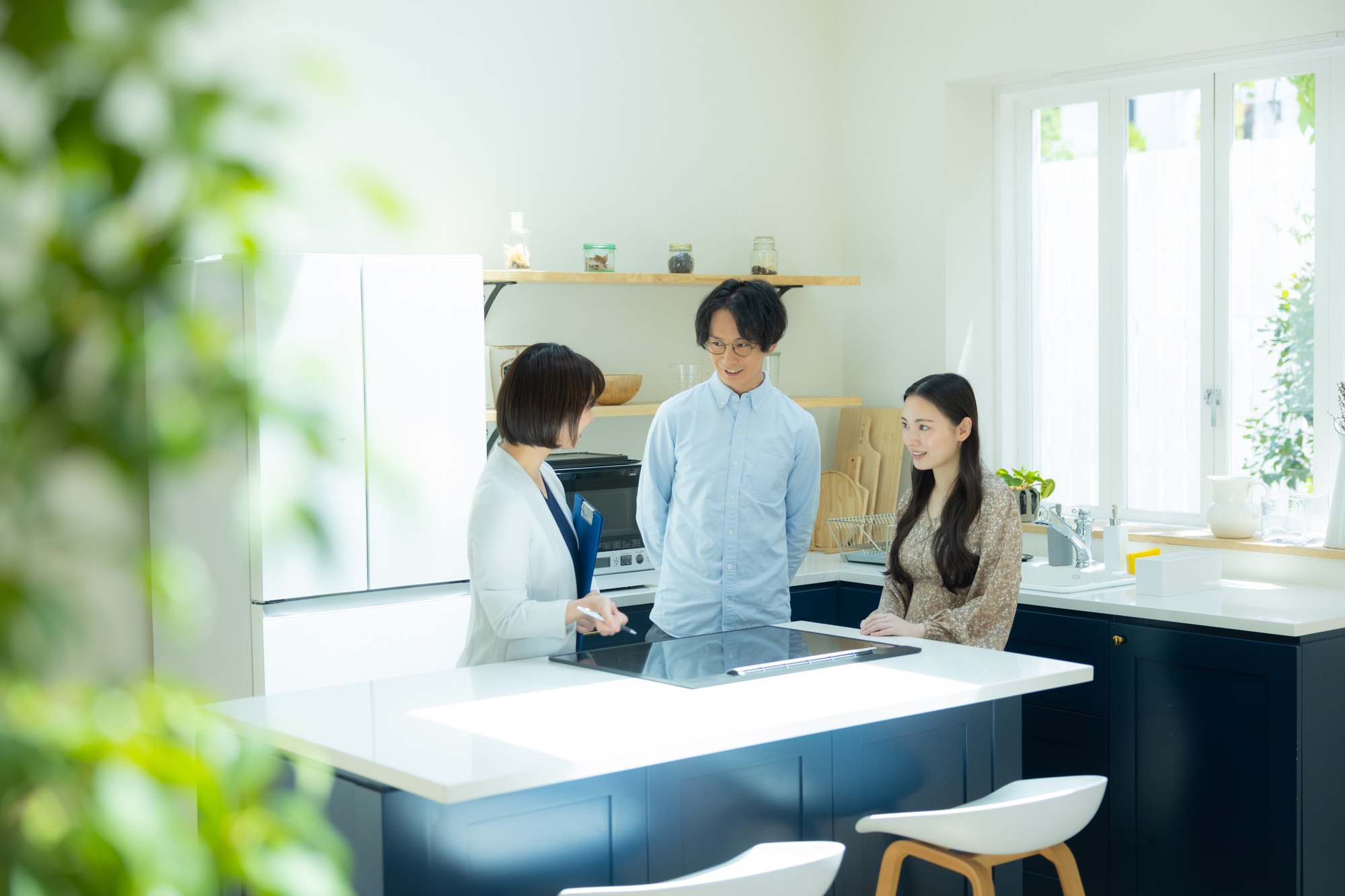 住まいを案内しながら話を聞く営業のイメージ
