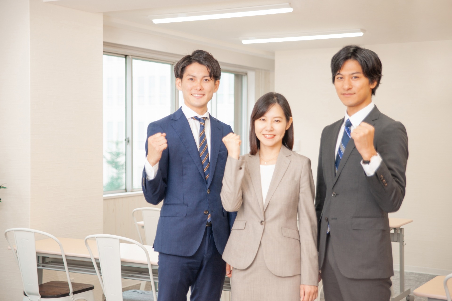 スーツ姿の三人が前向きにポーズをとる採用イメージ