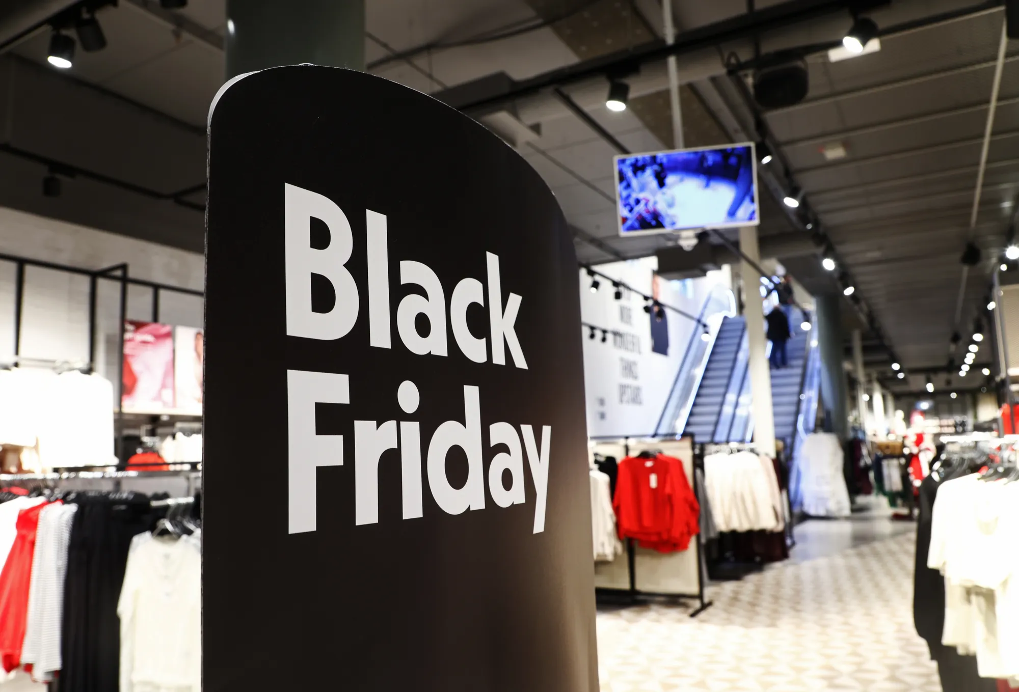 Panou Black Friday într-un magazin de haine