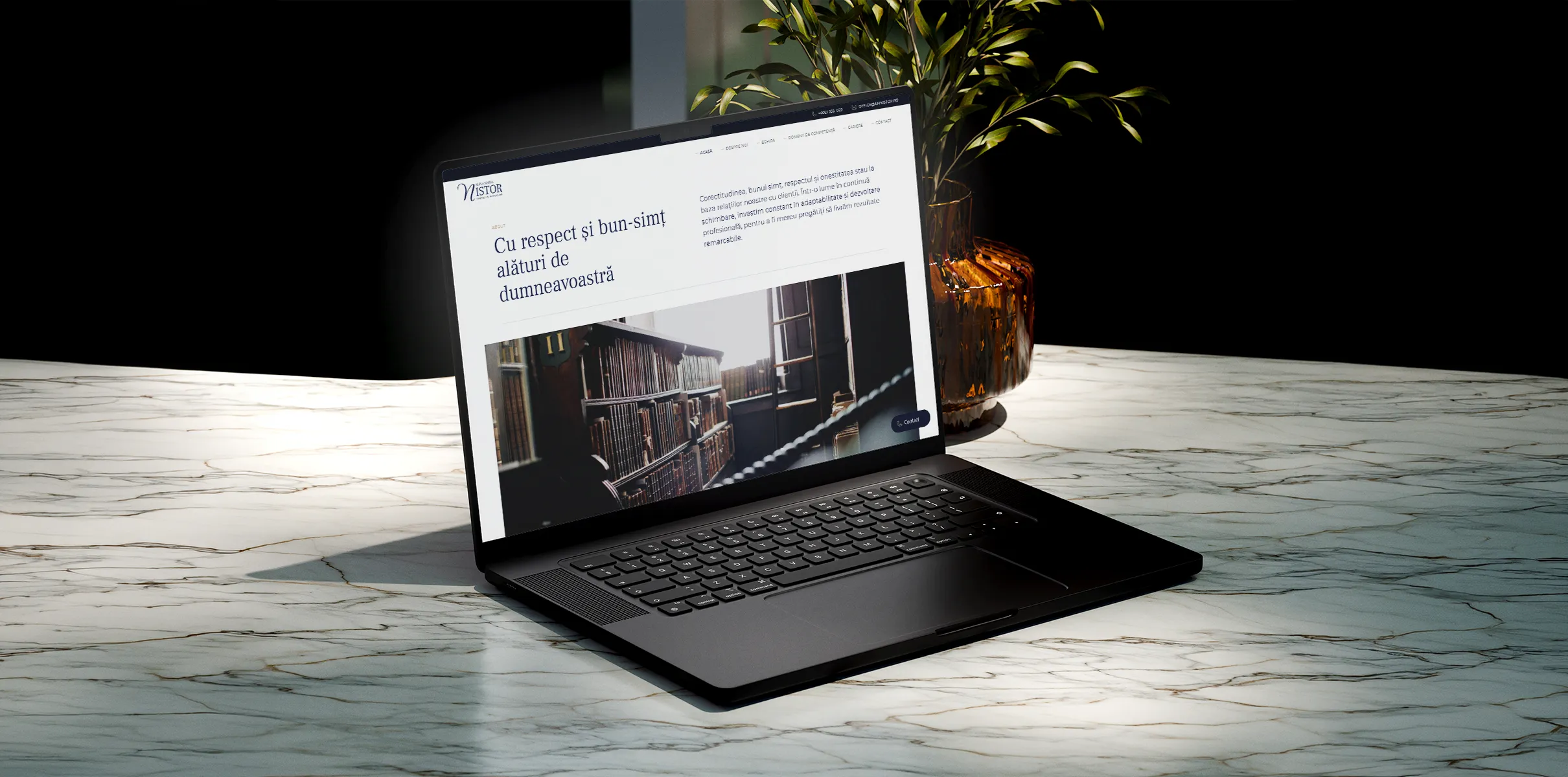 Laptop pe o masă de marmură cu site-ul Cabinetului de Avocatură Alina Maria Nistor
