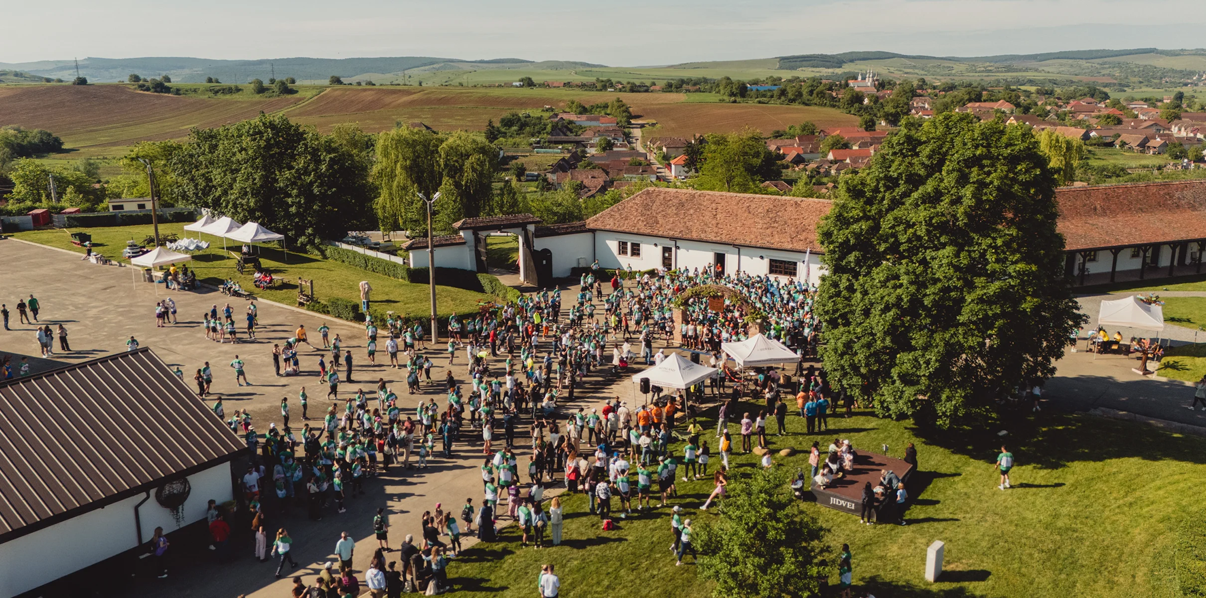 Imagine de sus cu participanții adunați la startul Jidvei Weinland Trails, lângă castel