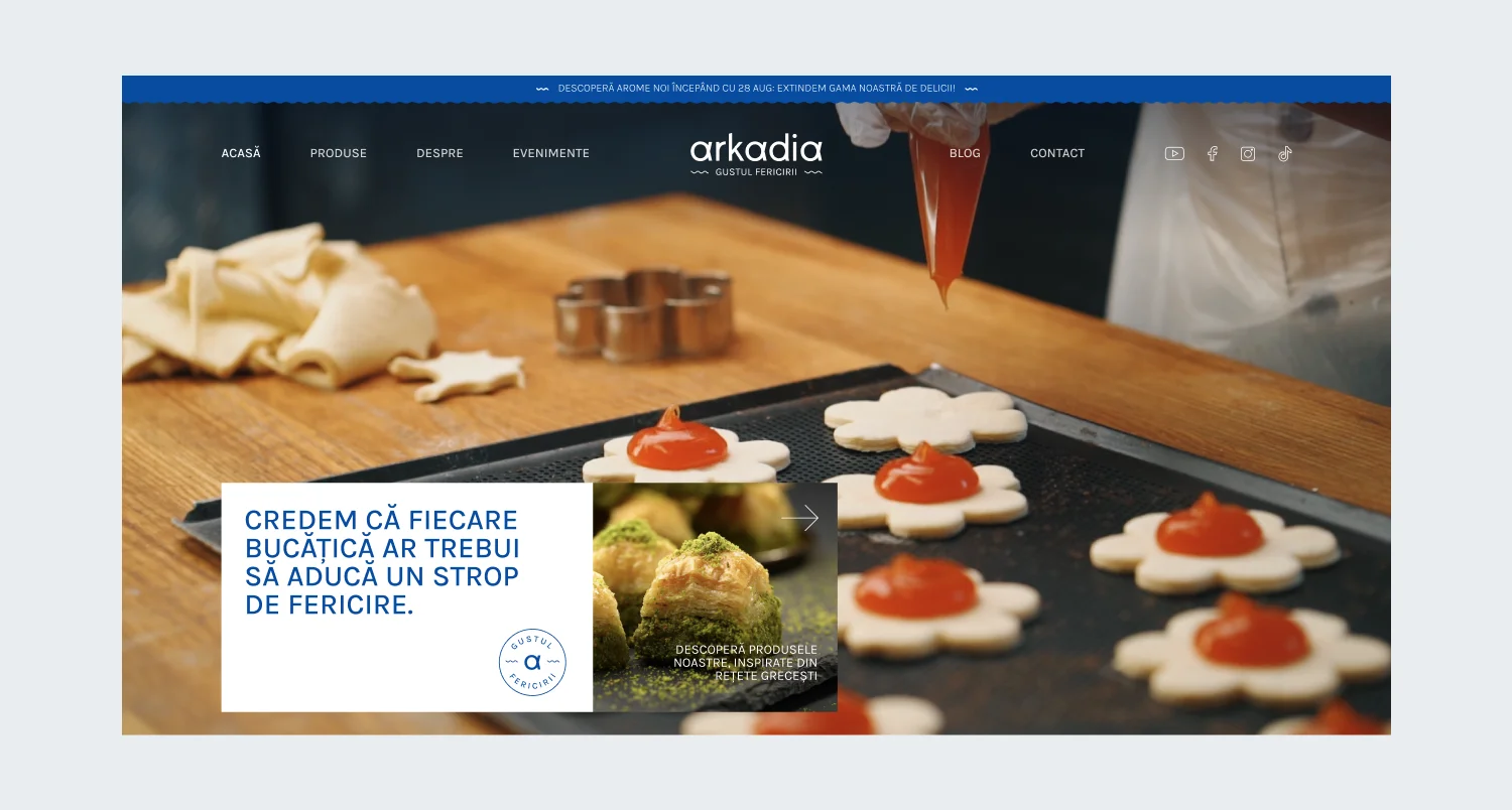 Pagina principală a site-ului Arkadia, cu fursecuri decorate cu gem pe tava de copt
