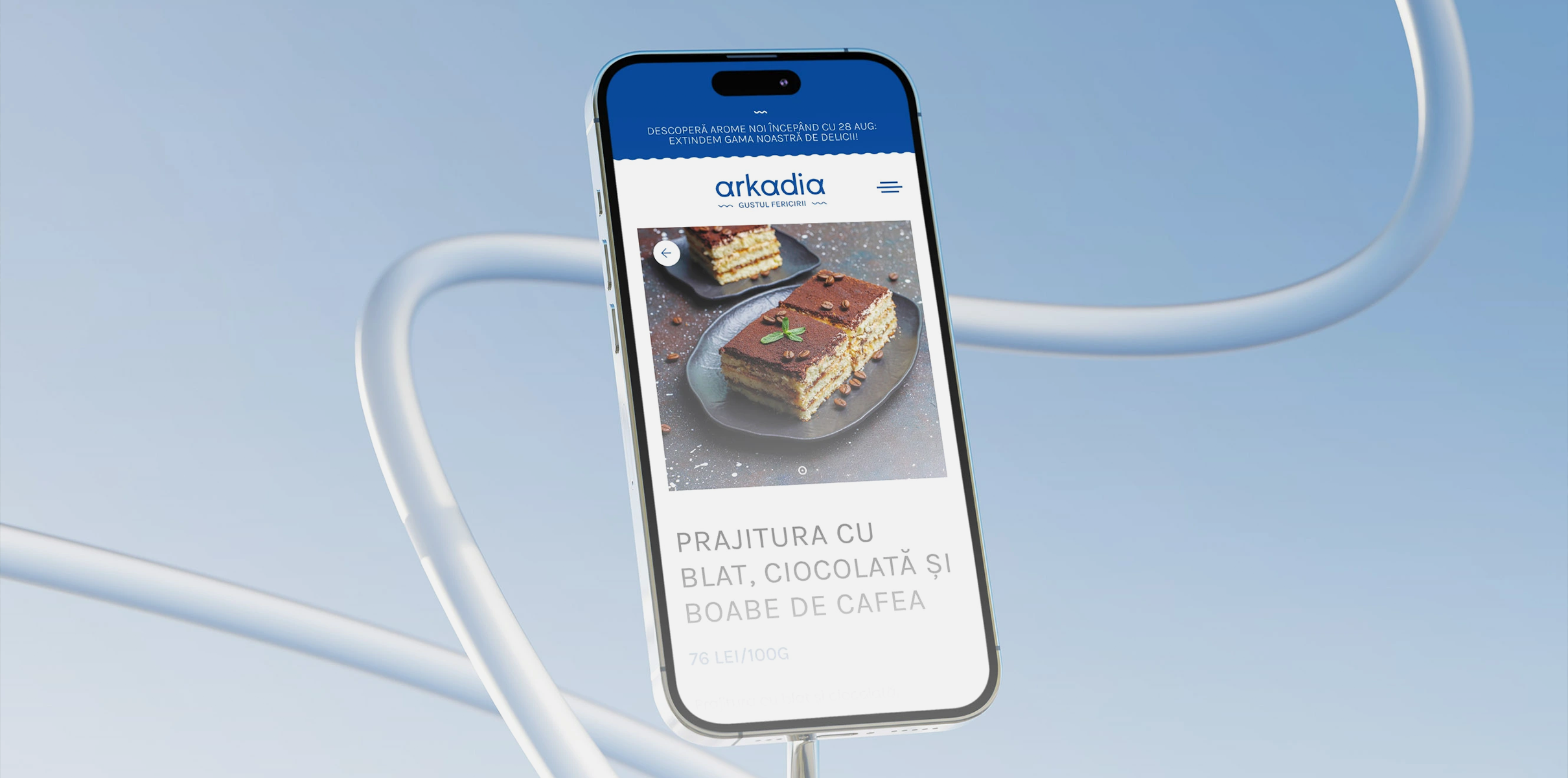 Telefon cu site-ul Arkadia deschis pe pagina unei prăjituri cu blat și ciocolată