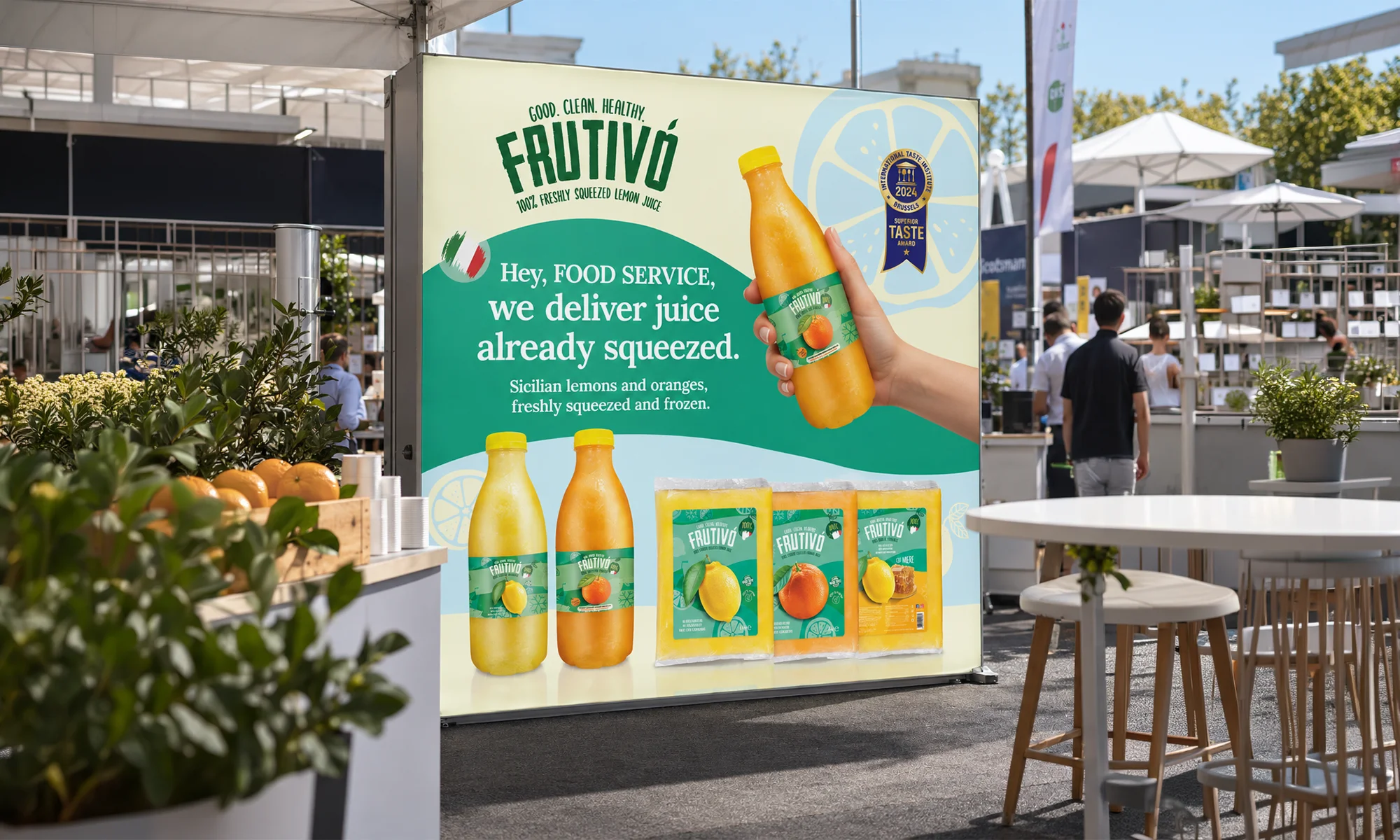 Panou de stand Frutivo la un târg, cu sticle de suc de portocale și lămâie