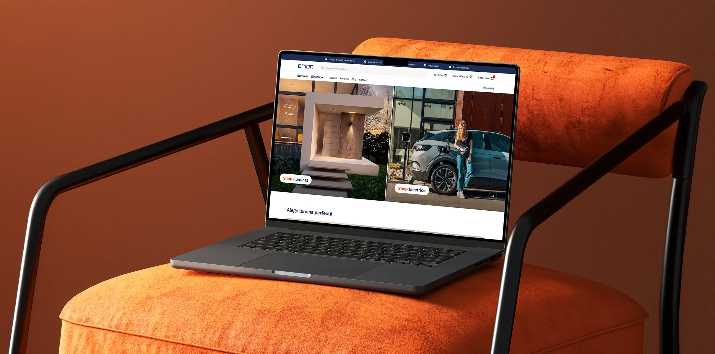 Laptop așezat pe un fotoliu portocaliu, cu magazinul online eOrion deschis