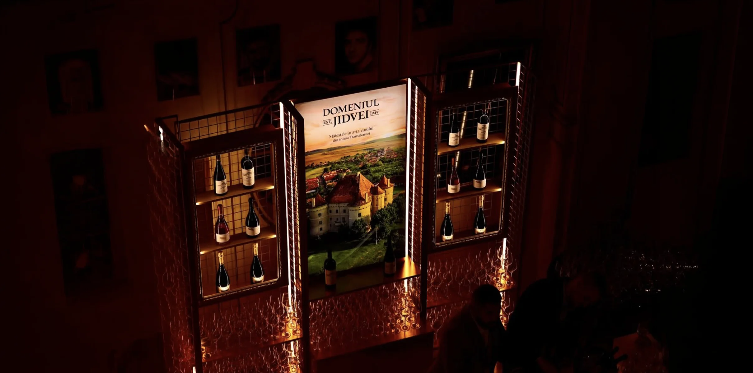 Raft iluminat cu sticle de vin Jidvei și imaginea castelului Domeniului Jidvei