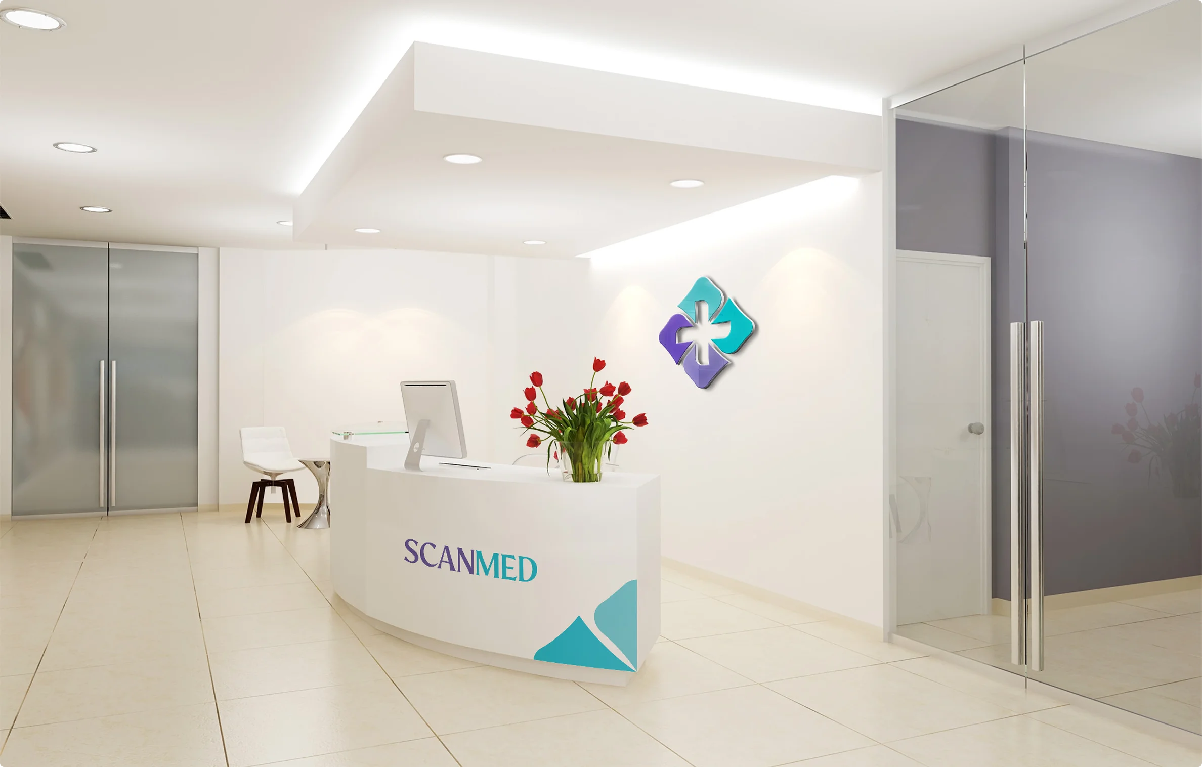 Recepție de clinică cu logo-ul ScanMed pe birou și perete