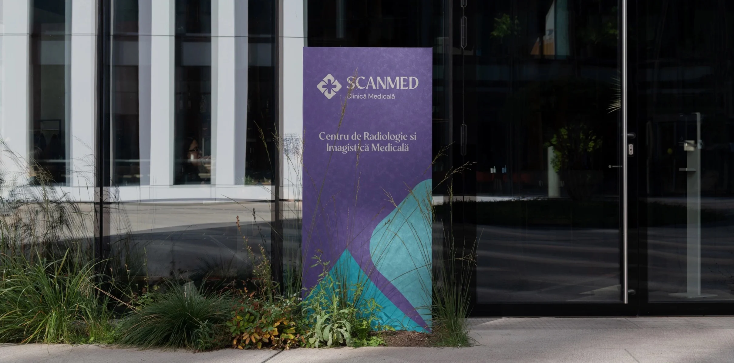 Banner ScanMed violet în fața clădirii centrului de radiologie