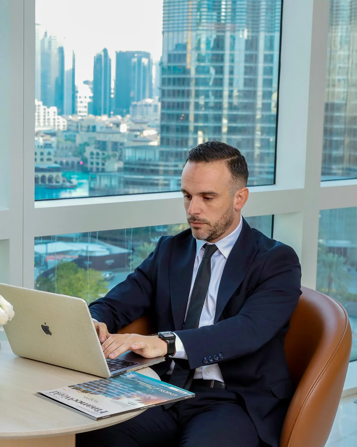 Romain Videau dans ses bureaux, vue sur Downtown Dubaï
