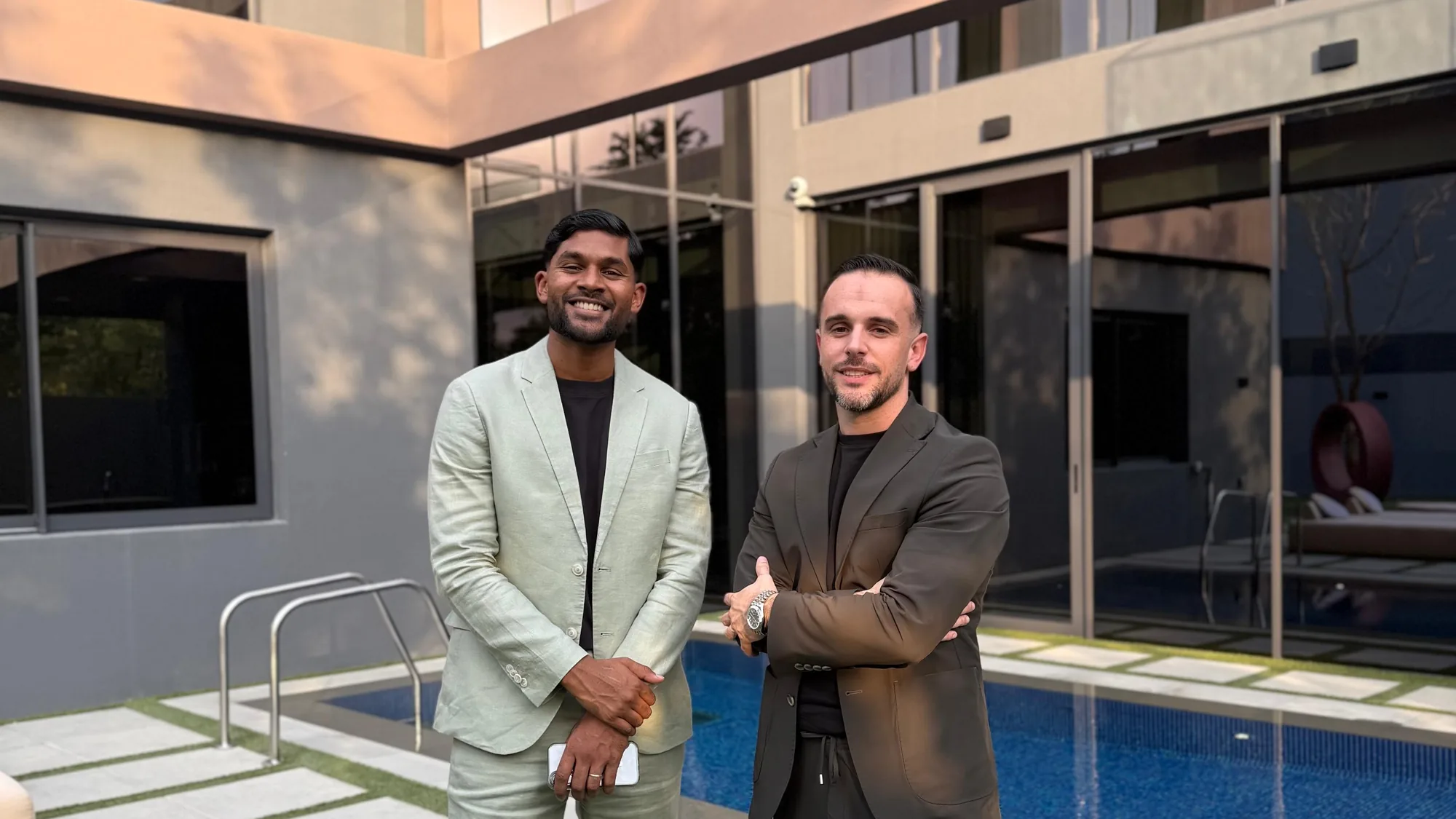 Visite d'une villa avec piscine aux Émirats arabes unis