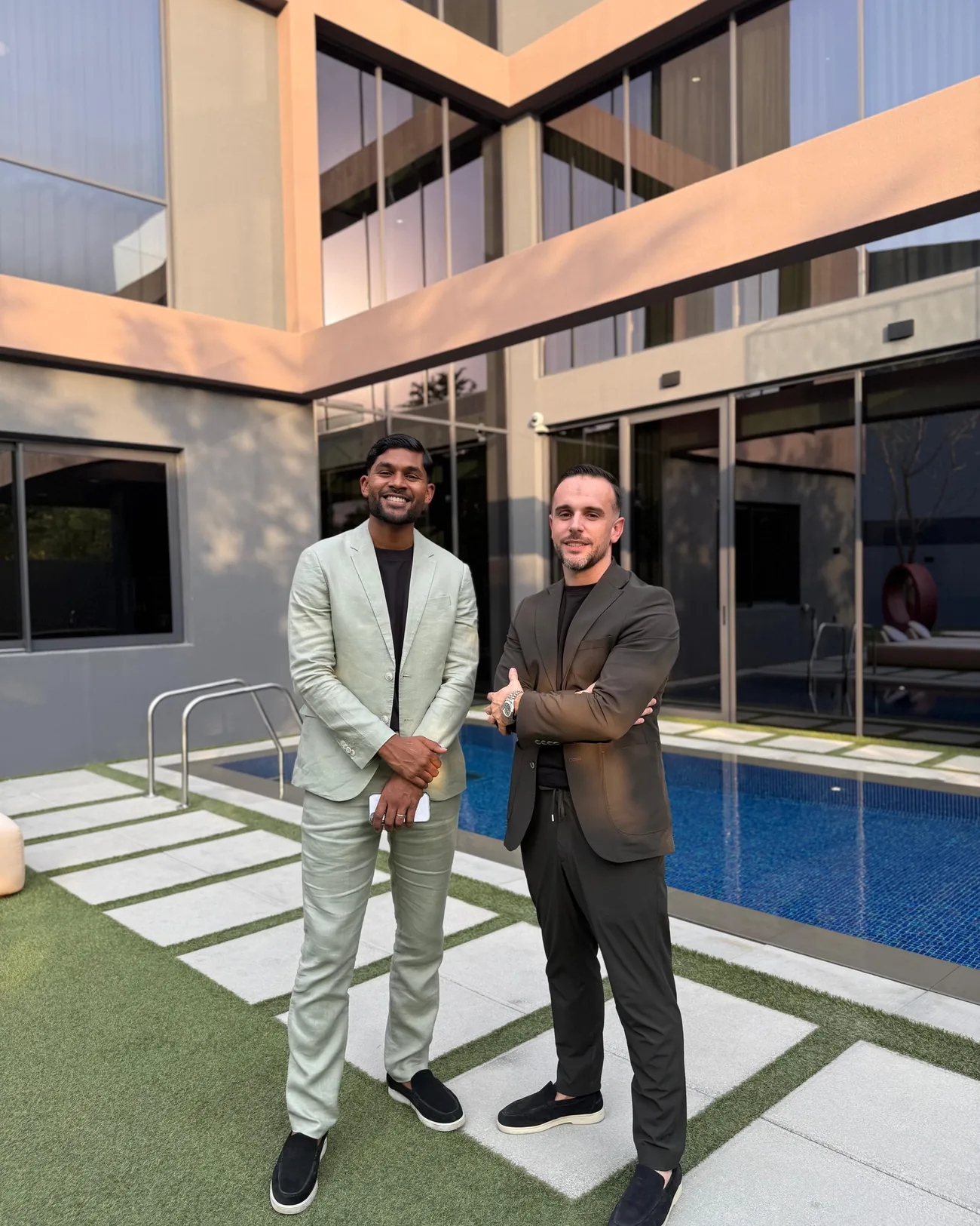 Visite d'une villa avec piscine aux Émirats arabes unis