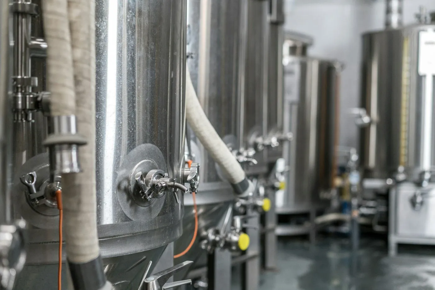 Serbatoi in acciaio inox di uno stabilimento alimentare