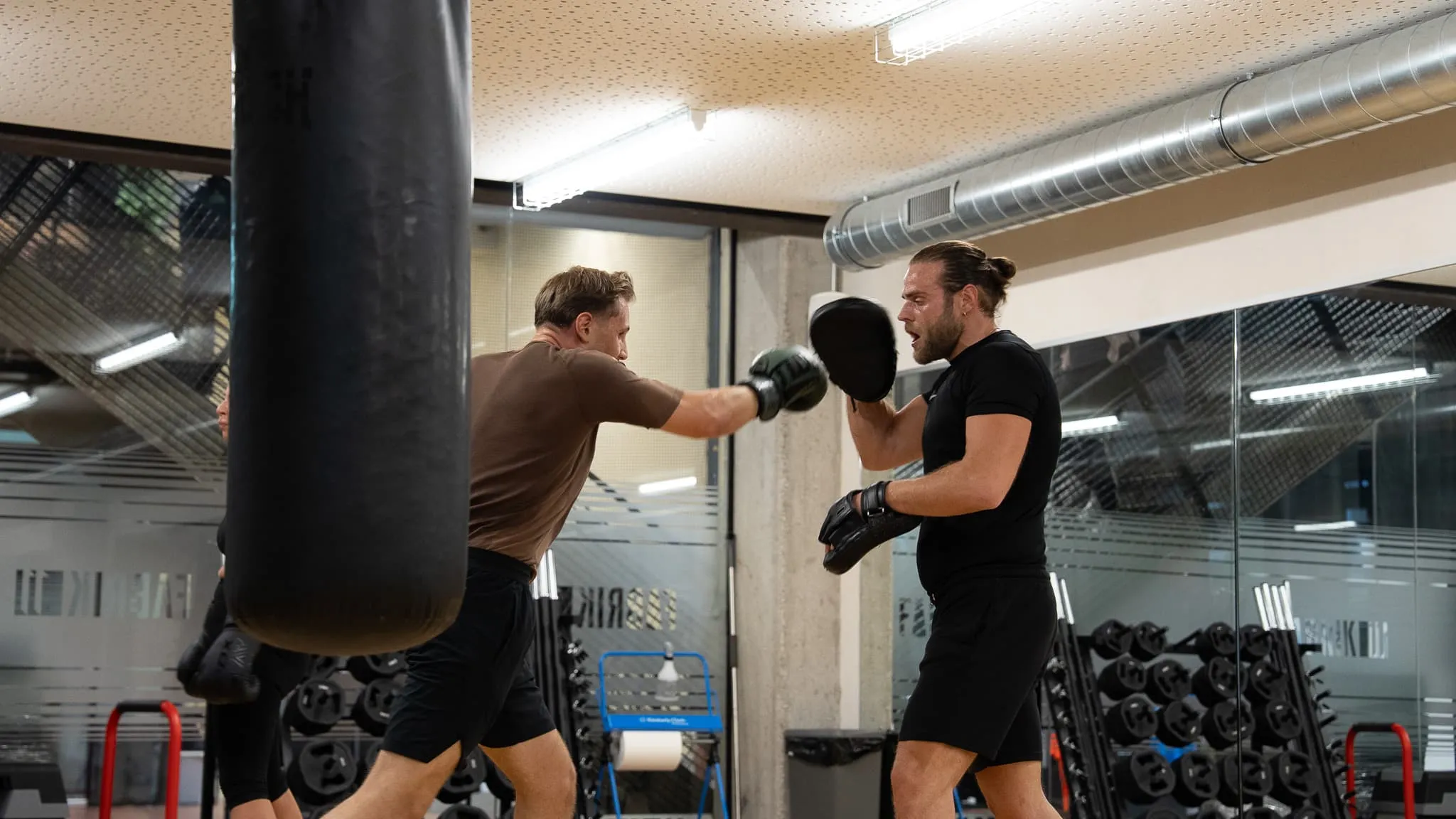Personal Training im Boxen in Dübendorf: Boxtrainer mit Pratzen für Einsteiger und Fortgeschrittene
