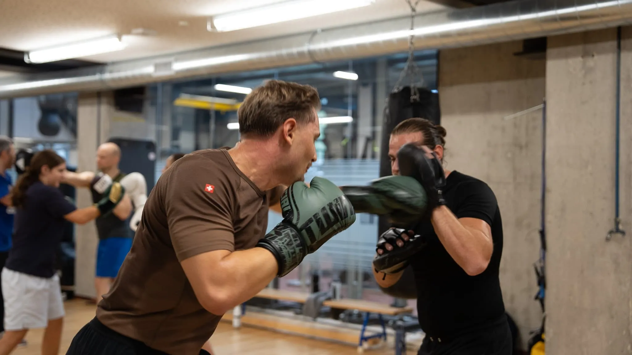 Trainer und Teilnehmer beim Pratzentraining, Personal Training im Boxen im Glattal
